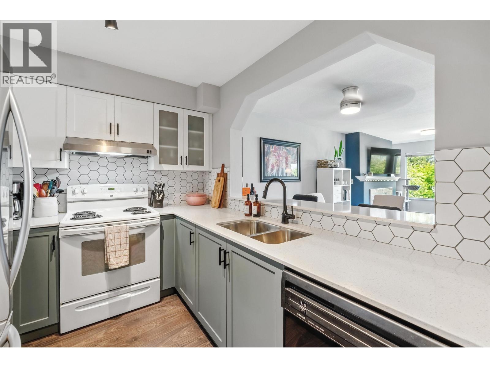 Photo 8 of 220 3770 Manor Street, Burnaby BC