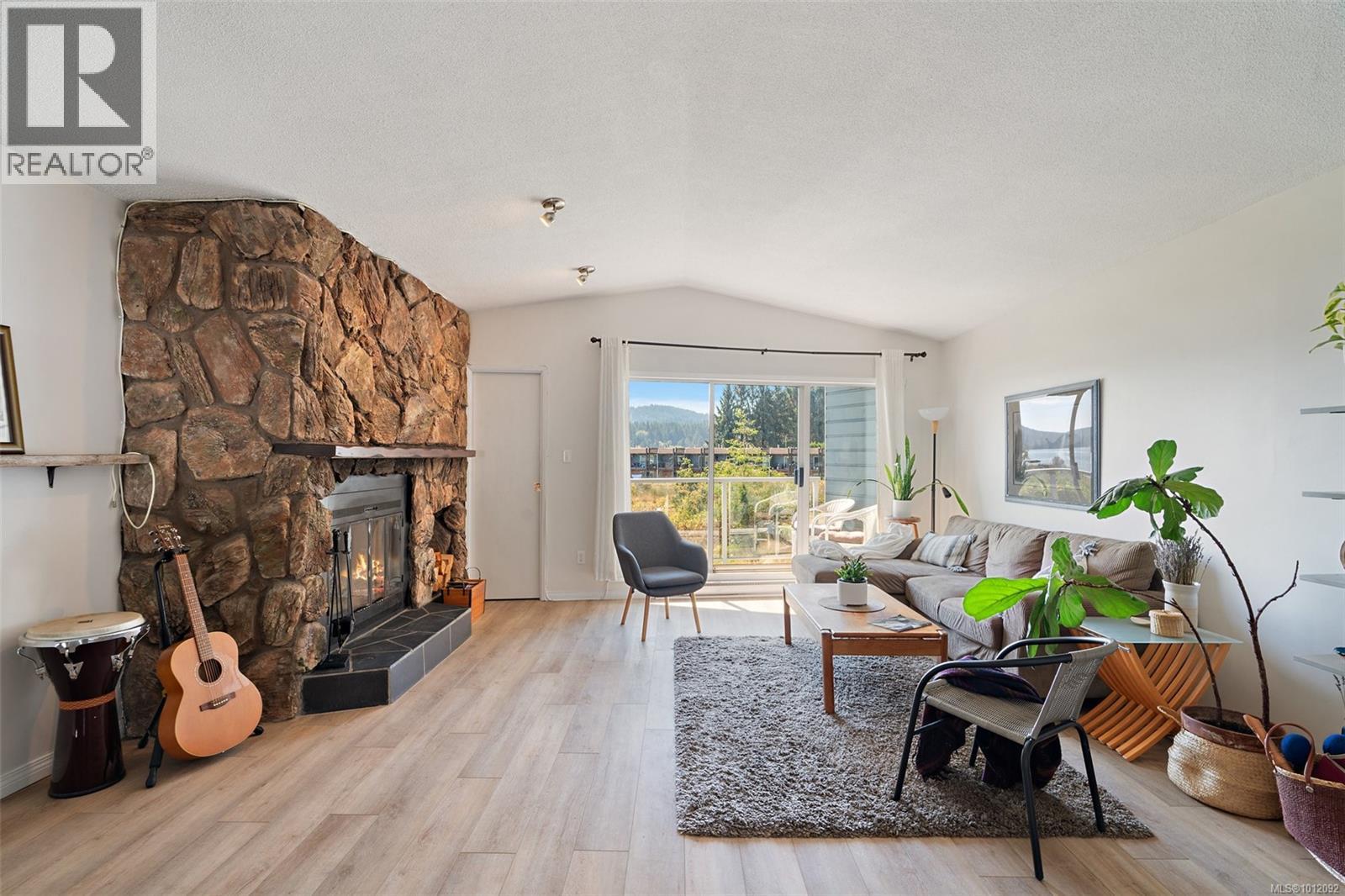 Photo 5 of 11 6110 Seabroom Rd, Sooke BC