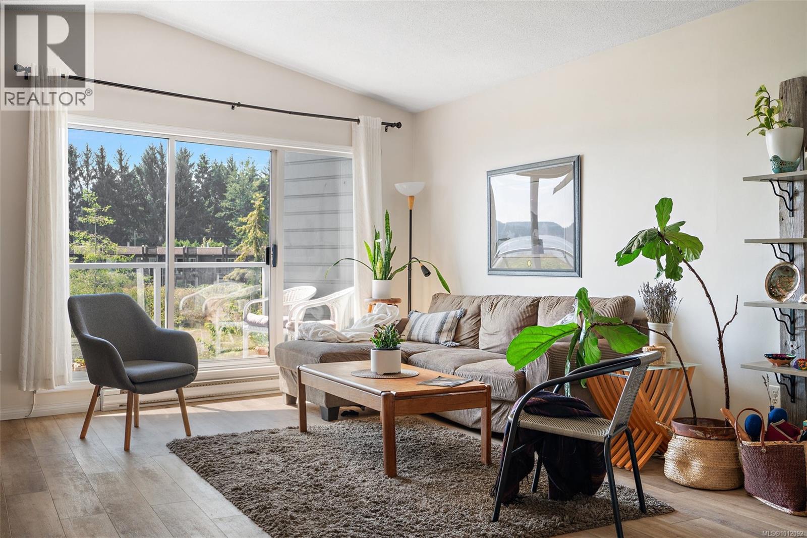 Photo 8 of 11 6110 Seabroom Rd, Sooke BC