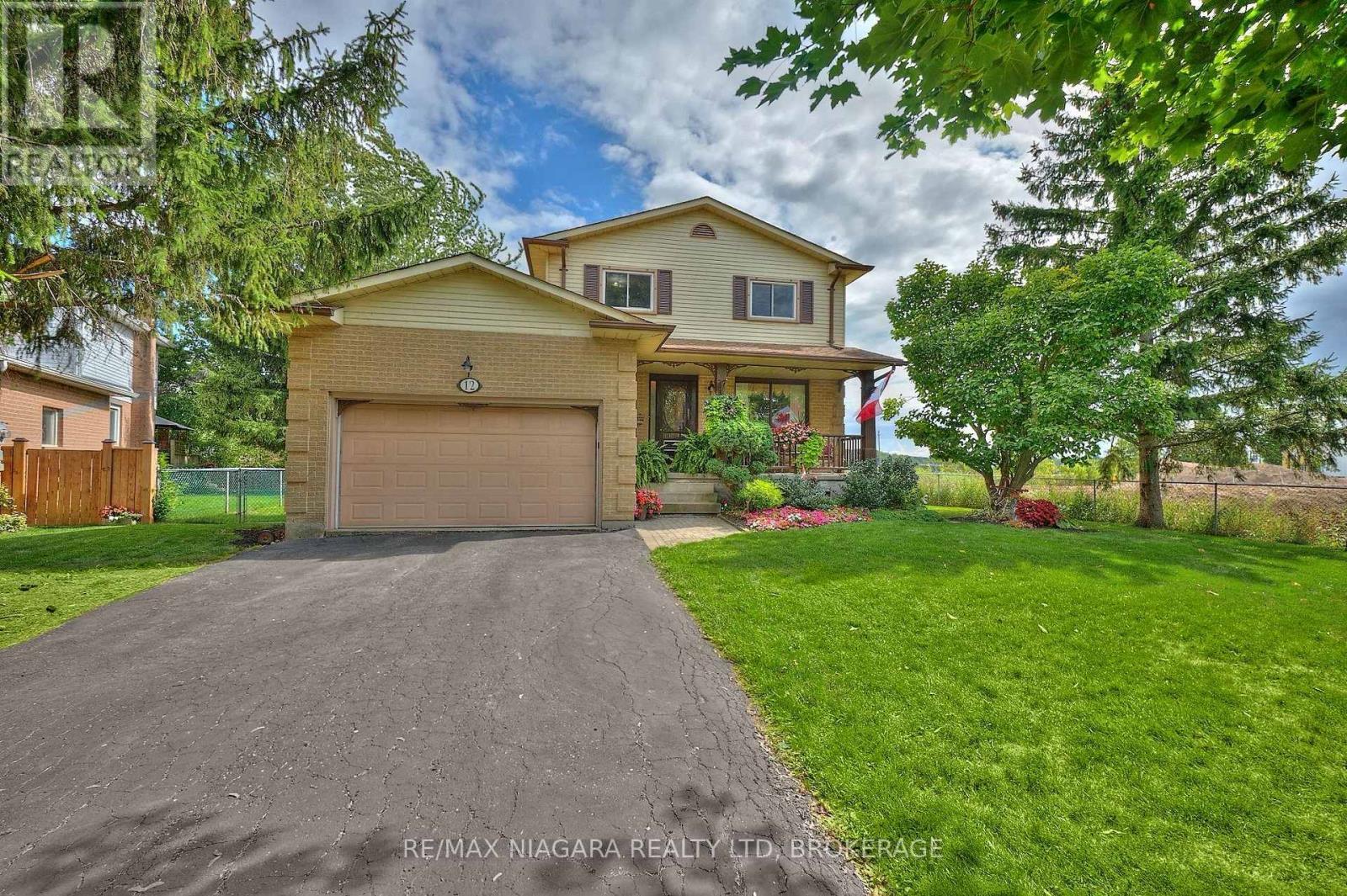 Photo 2 of 12 Lampman Crescent, Thorold ON