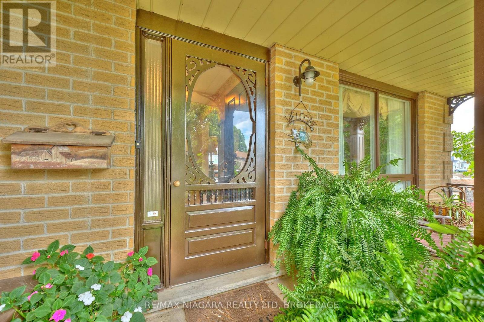 Photo 3 of 12 Lampman Crescent, Thorold ON