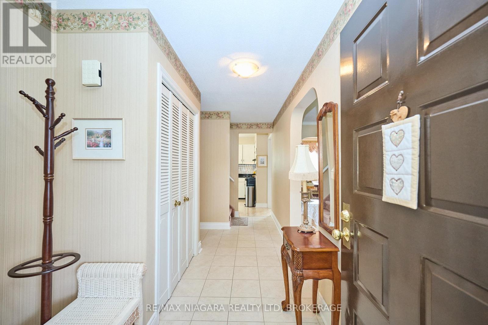 Photo 4 of 12 Lampman Crescent, Thorold ON