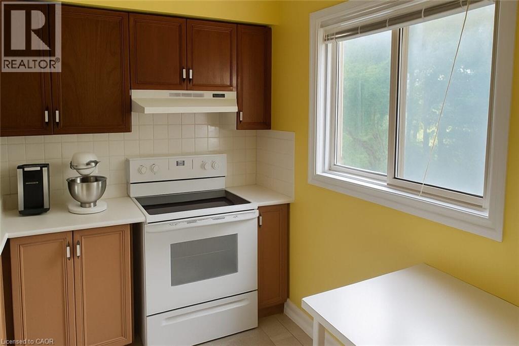 Photo 2 of 21 Evergreen Court Unit 7, Barrie ON
