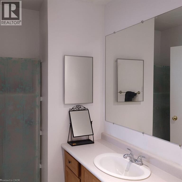 Photo 11 of 21 Evergreen Court Unit 7, Barrie ON