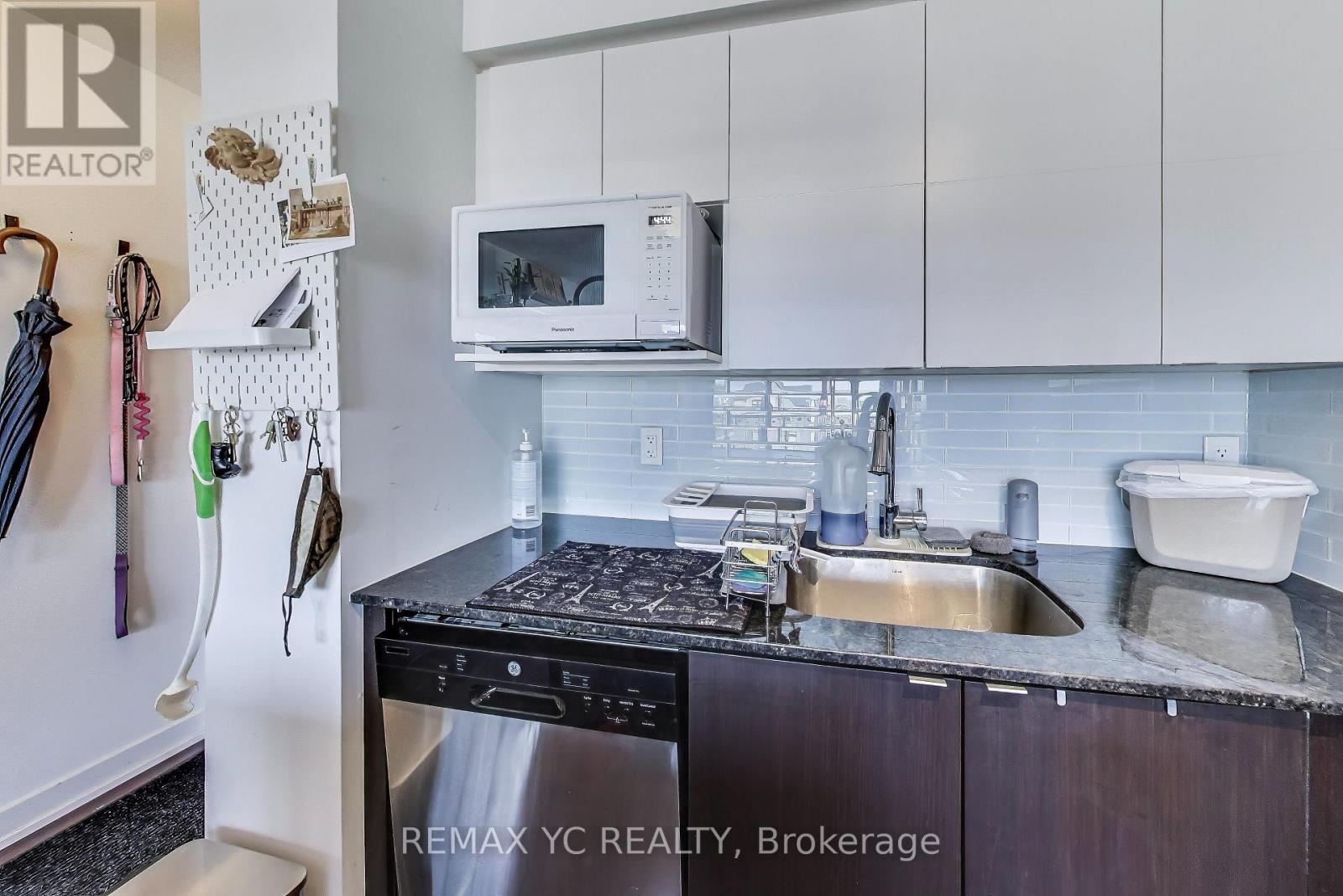 Photo 5 of 520 120 Varna Drive, Toronto ON