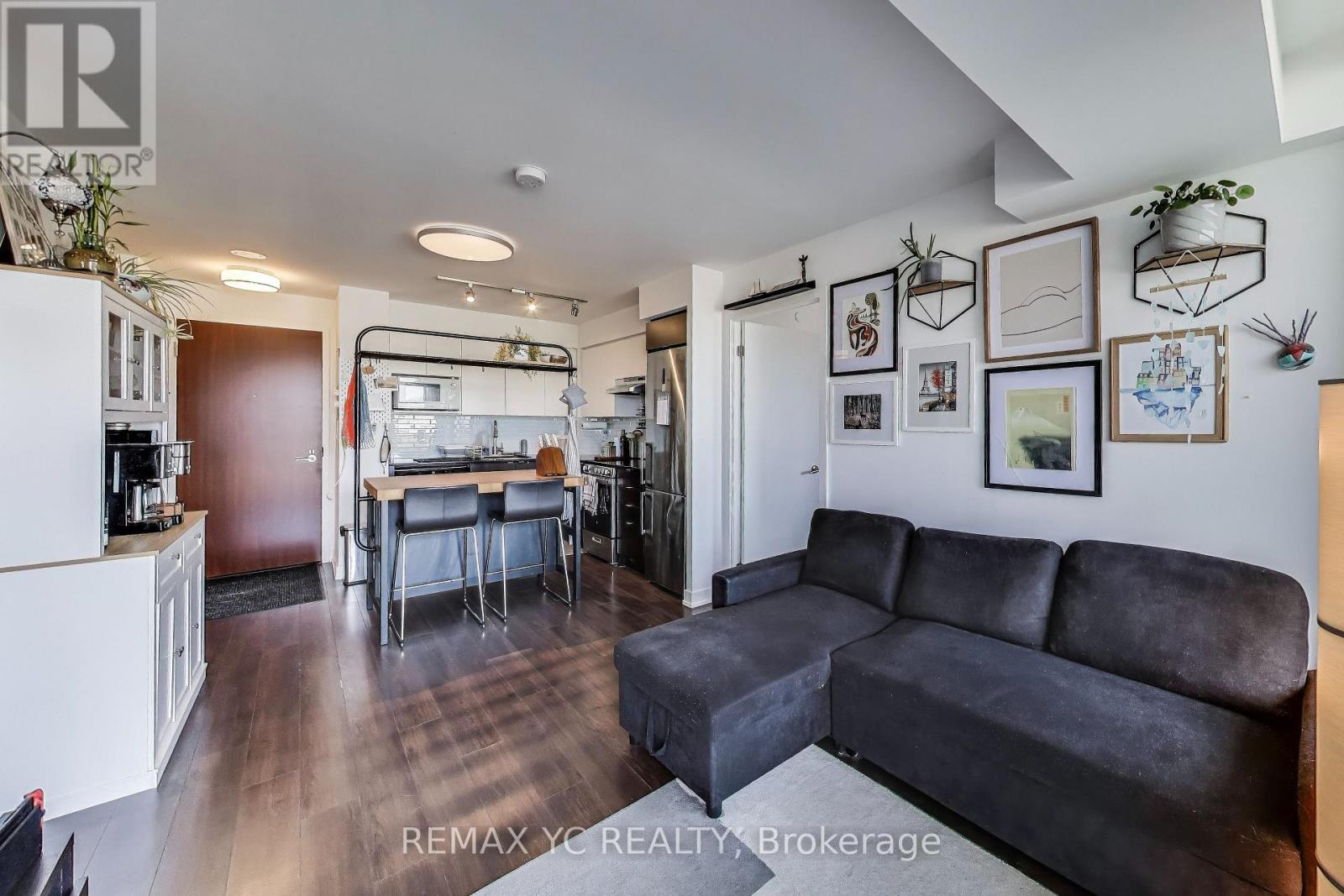 Photo 3 of 520 120 Varna Drive, Toronto ON