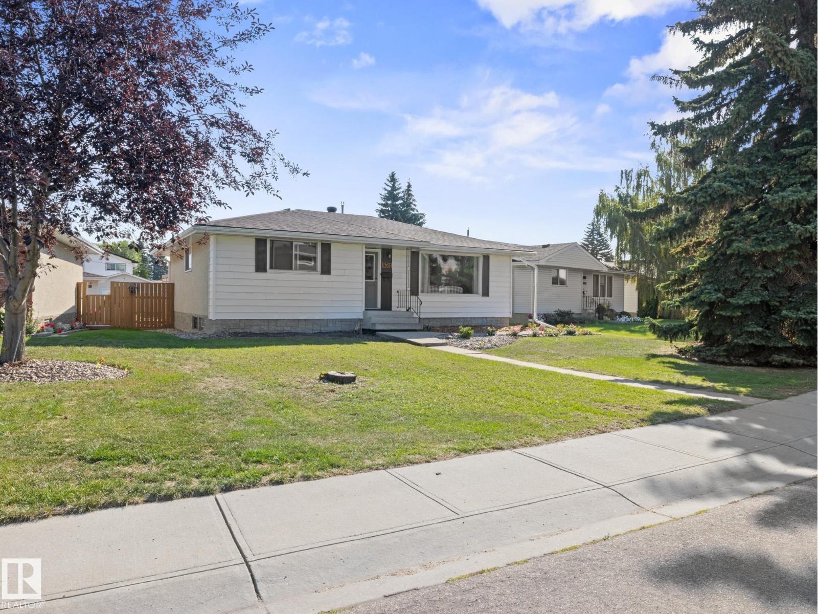Photo 2 of 9311 169 St Nw, Edmonton AB