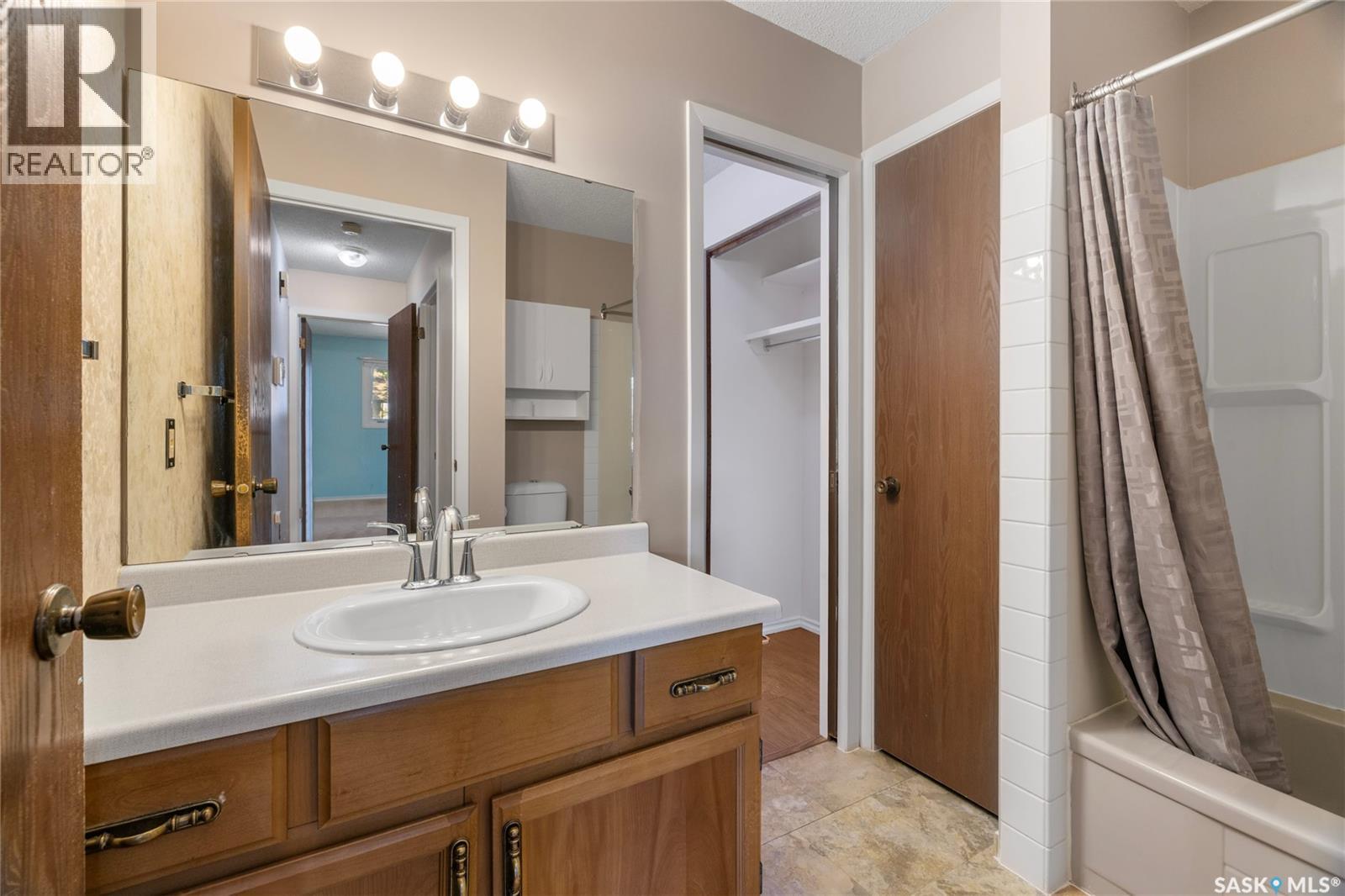Photo 10 of 2709 Meadow Lane E, Regina SK