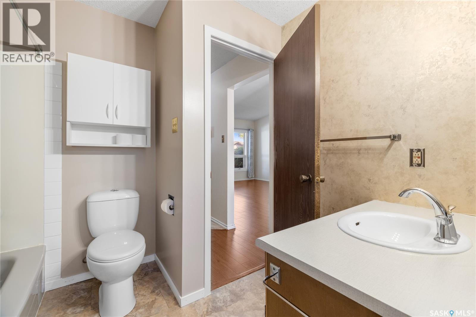 Photo 11 of 2709 Meadow Lane E, Regina SK