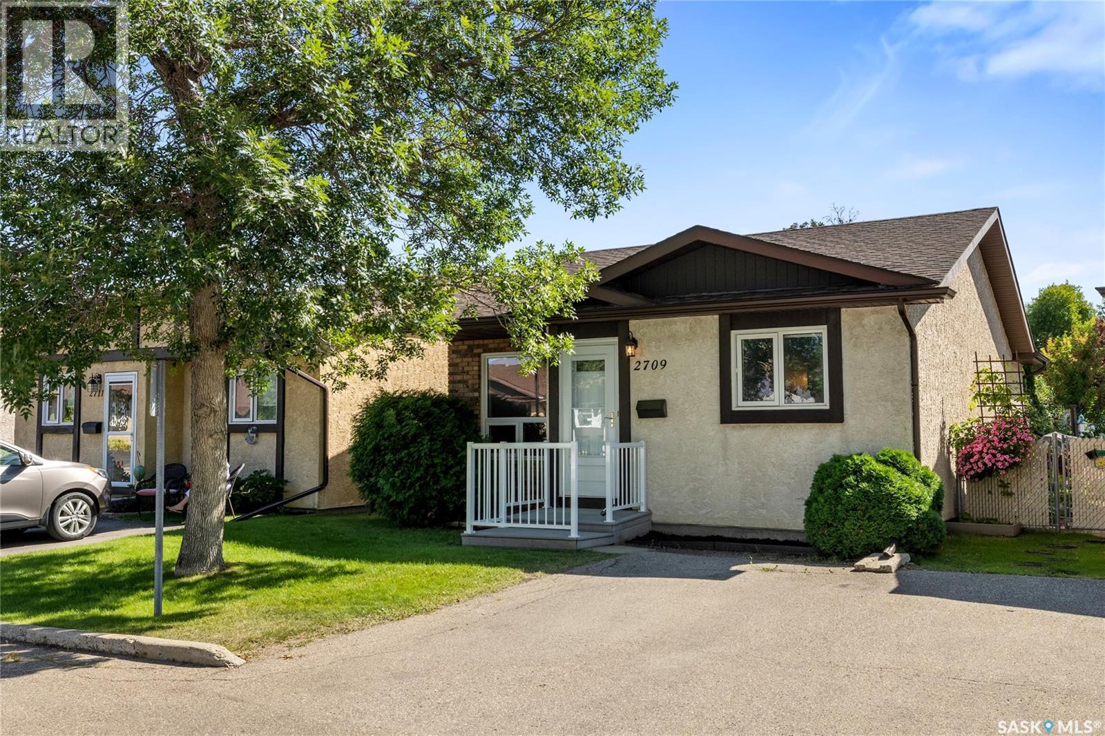 Photo 2 of 2709 Meadow Lane E, Regina SK