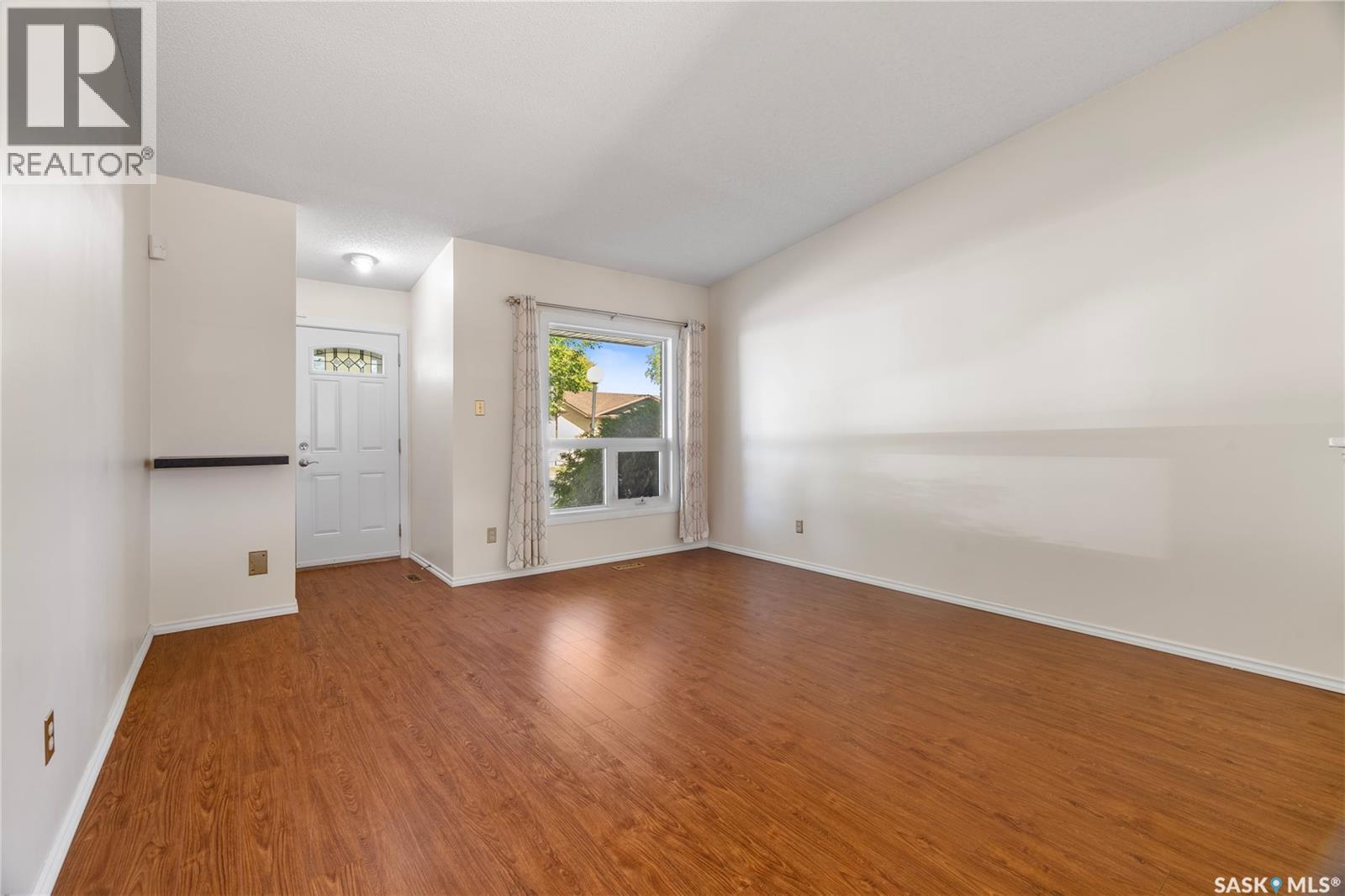 Photo 5 of 2709 Meadow Lane E, Regina SK