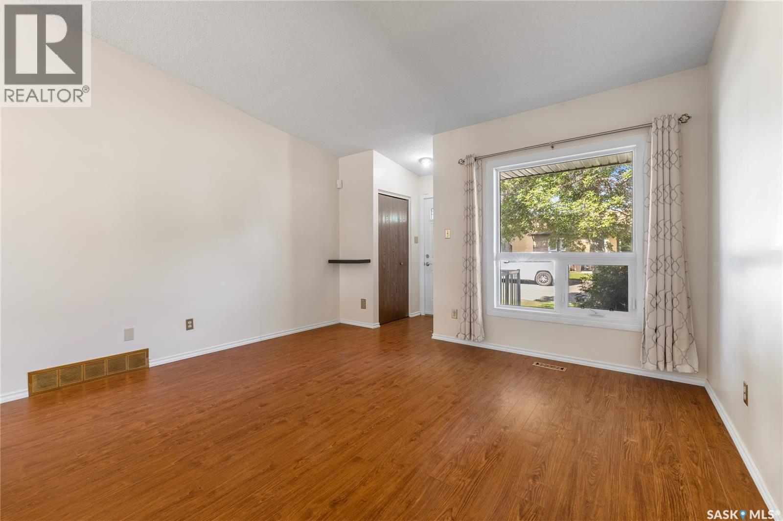 Photo 6 of 2709 Meadow Lane E, Regina SK