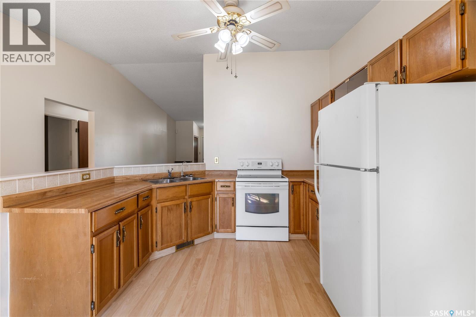 Photo 7 of 2709 Meadow Lane E, Regina SK