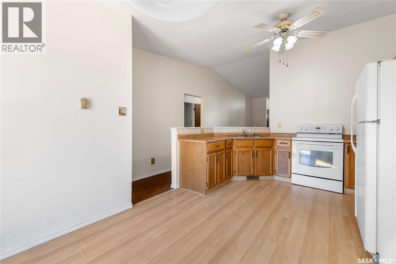 Photo 8 of 2709 Meadow Lane E, Regina SK