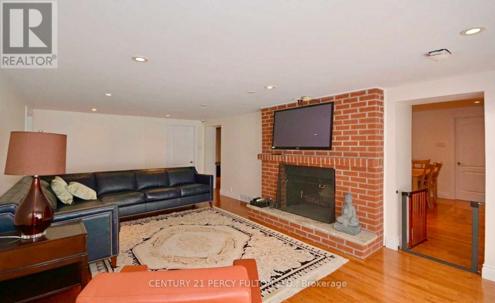 Photo 10 of 23 Pitcairn Crescent, Toronto ON