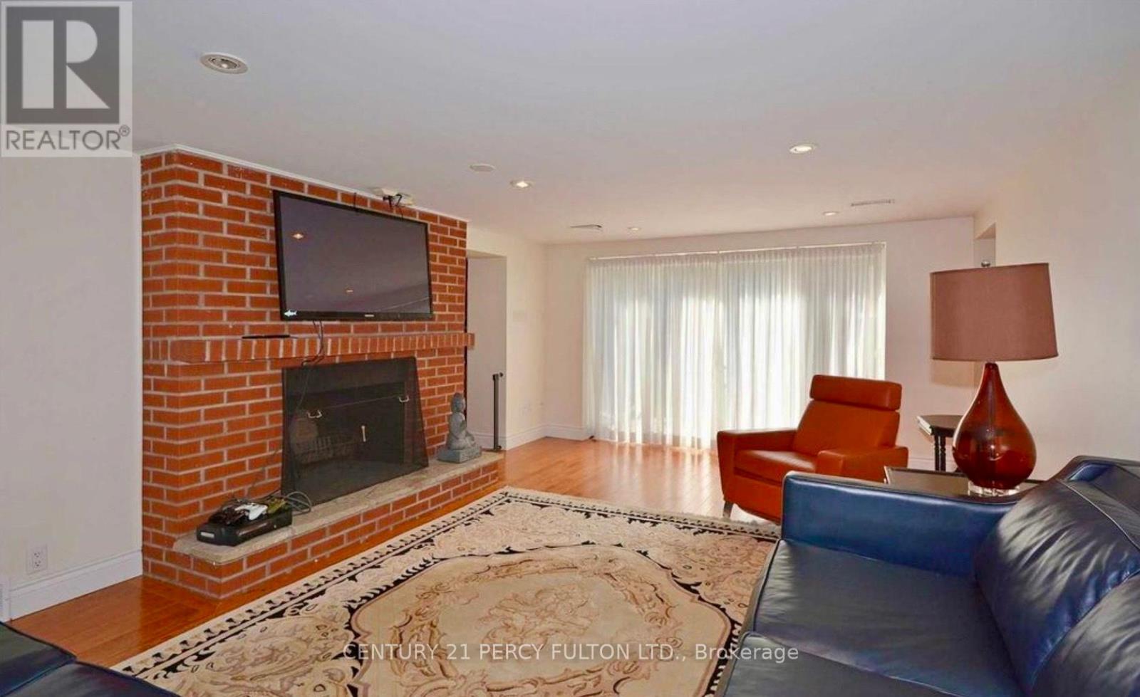 Photo 11 of 23 Pitcairn Crescent, Toronto ON
