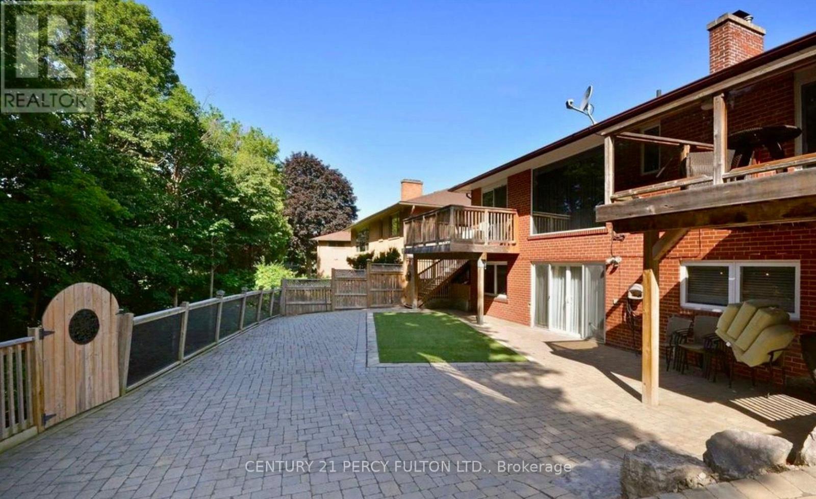 Photo 16 of 23 Pitcairn Crescent, Toronto ON