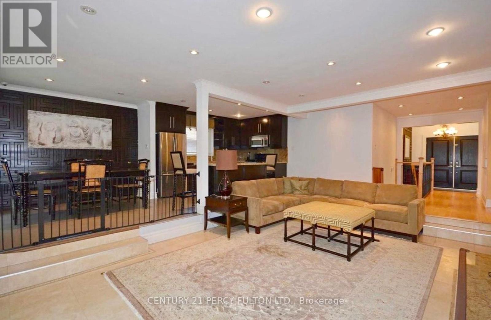 Photo 4 of 23 Pitcairn Crescent, Toronto ON