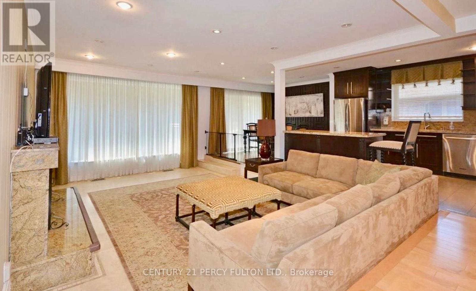 Photo 5 of 23 Pitcairn Crescent, Toronto ON