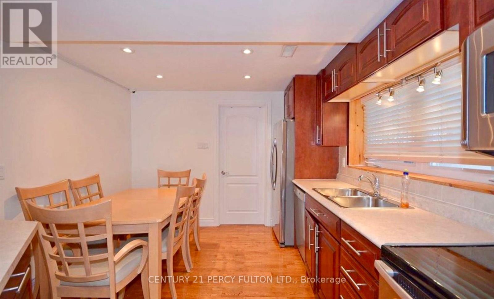 Photo 9 of 23 Pitcairn Crescent, Toronto ON