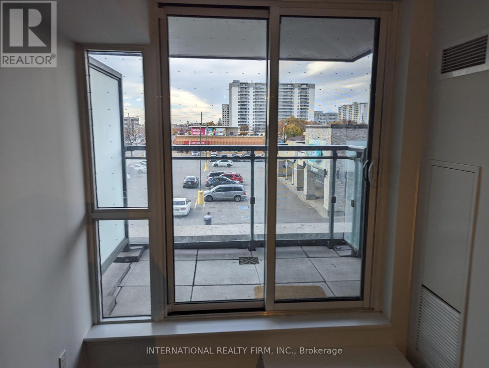 Photo 10 of 214 30 Meadowglen Place, Toronto ON