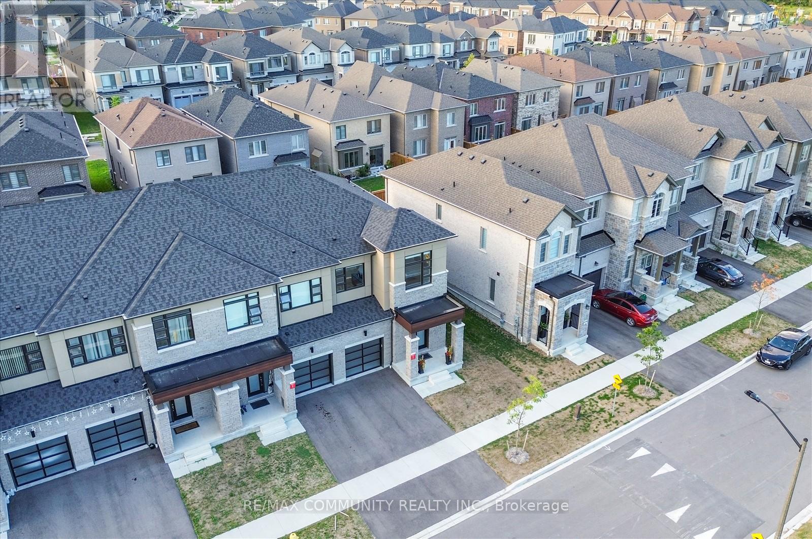 Photo 10 of 124 Ogston Crescent, Whitby ON