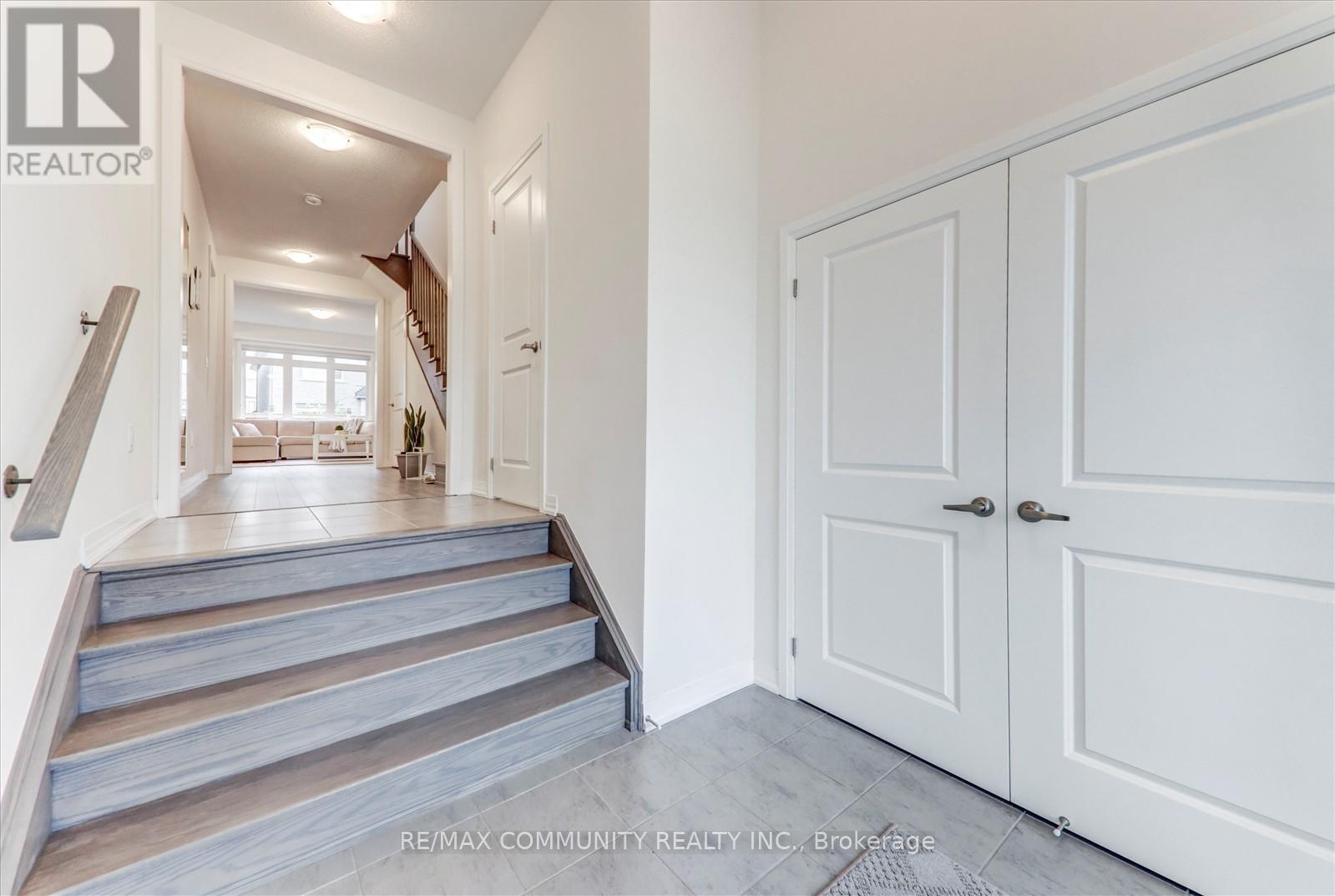 Photo 16 of 124 Ogston Crescent, Whitby ON