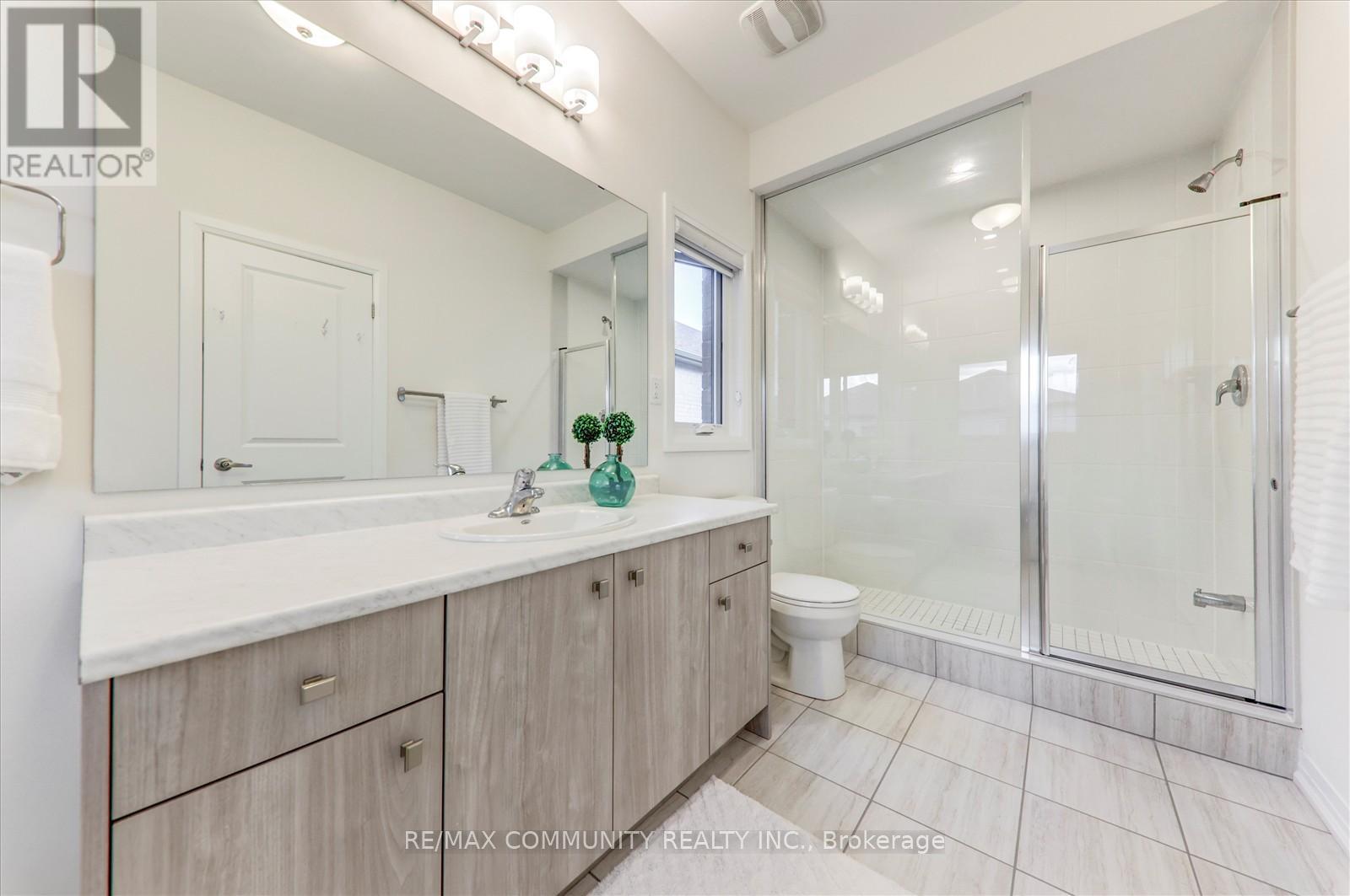Photo 40 of 124 Ogston Crescent, Whitby ON