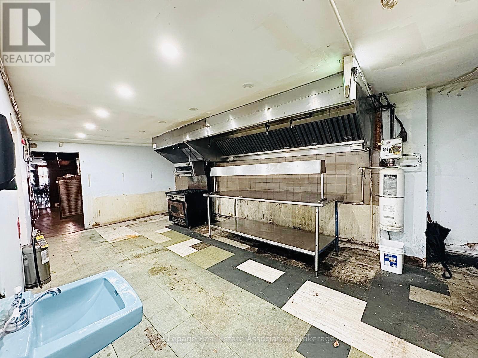 Photo 3 of Main Level 286 Eglinton Avenue W, Toronto ON
