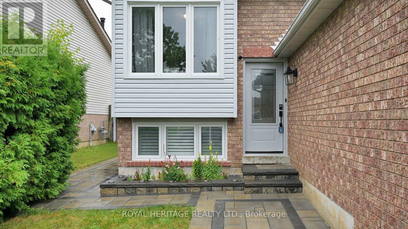 Photo 3 of 32 Fenwick Avenue, Clarington ON