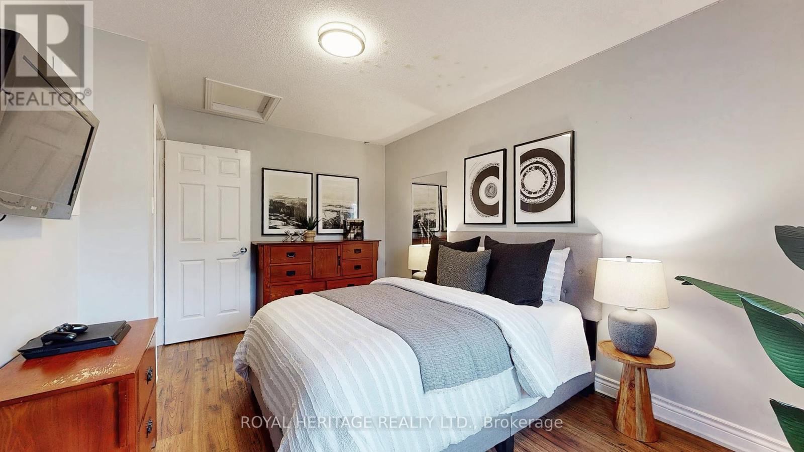 Photo 20 of 32 Fenwick Avenue, Clarington ON