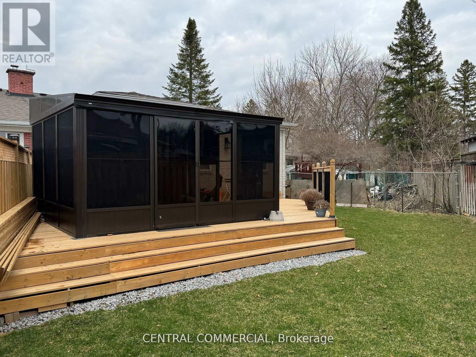 Photo 10 of 21 Jones Court, Aurora ON