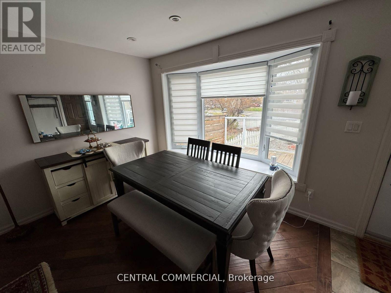 Photo 3 of 21 Jones Court, Aurora ON