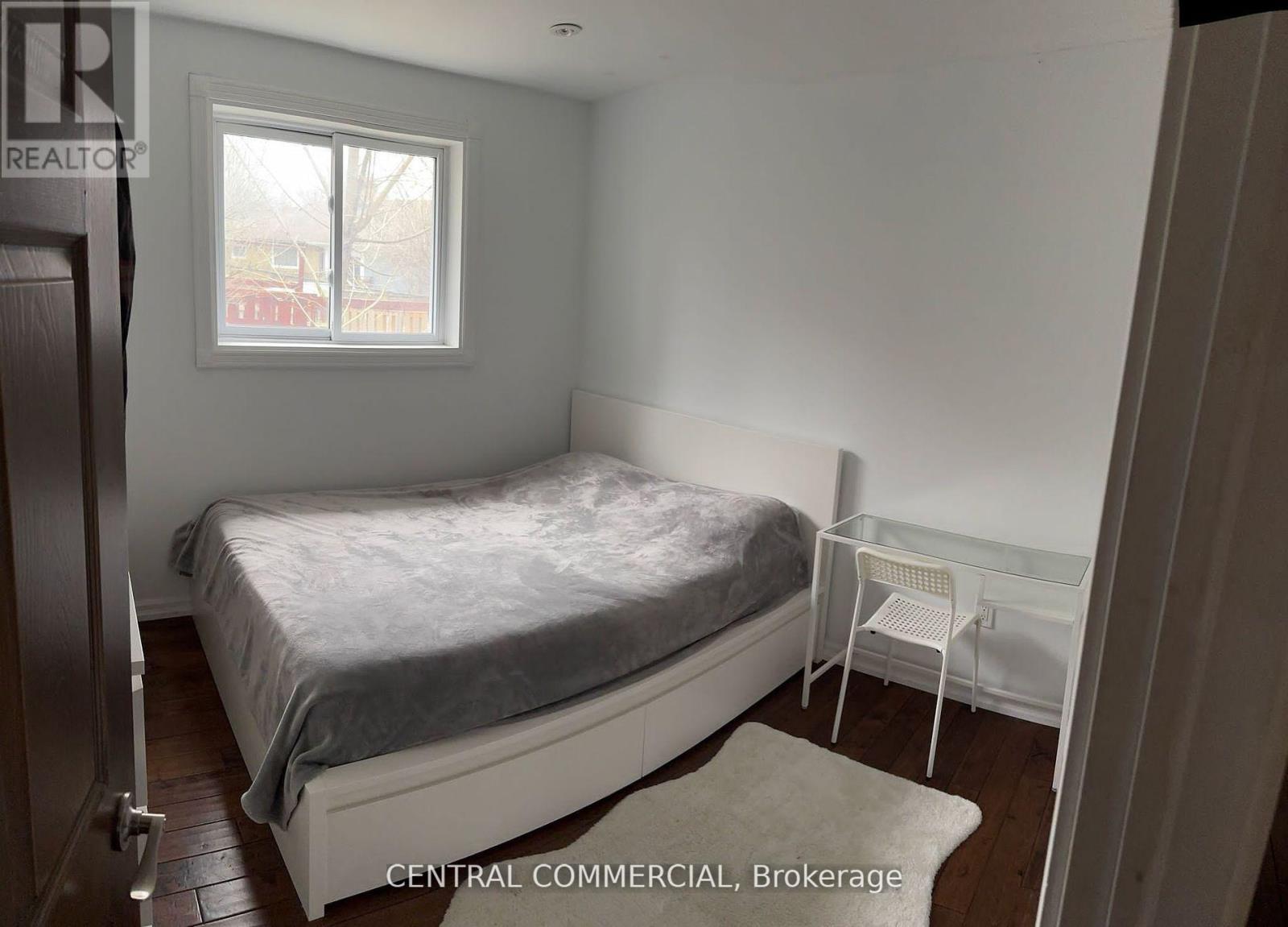 Photo 4 of 21 Jones Court, Aurora ON