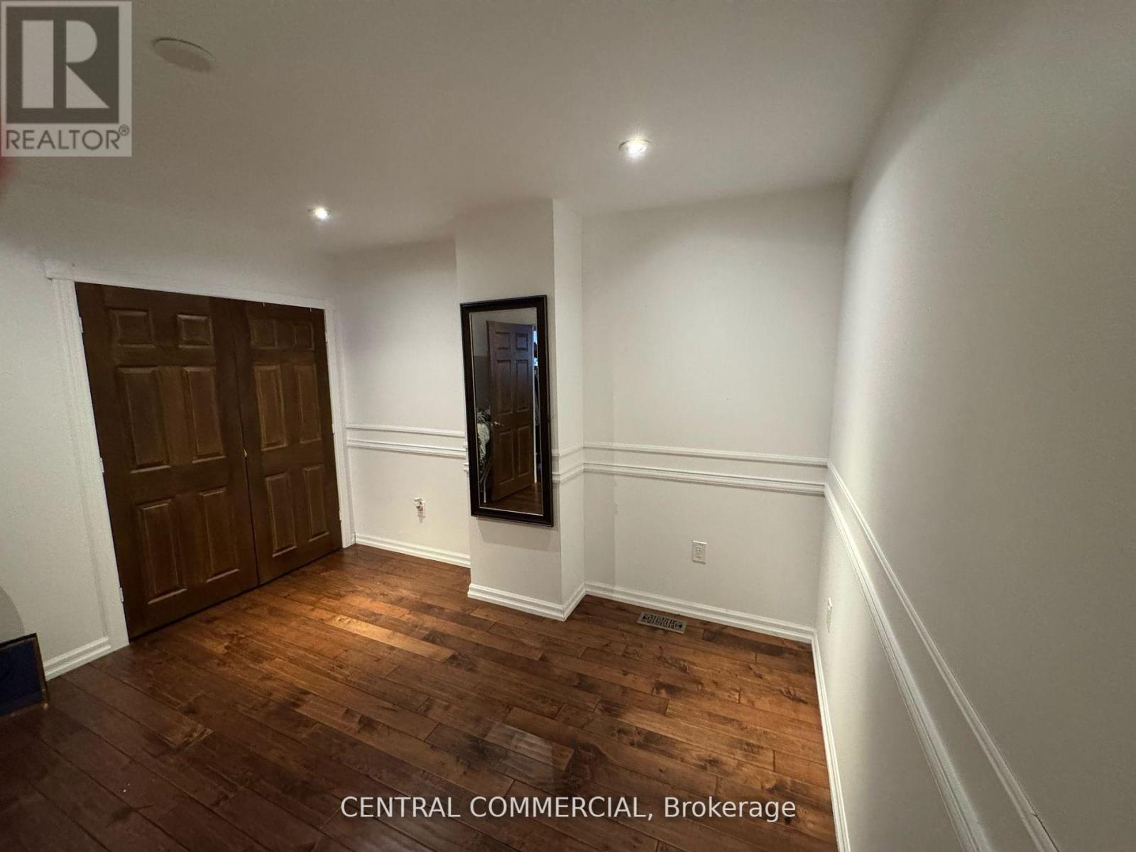 Photo 5 of 21 Jones Court, Aurora ON