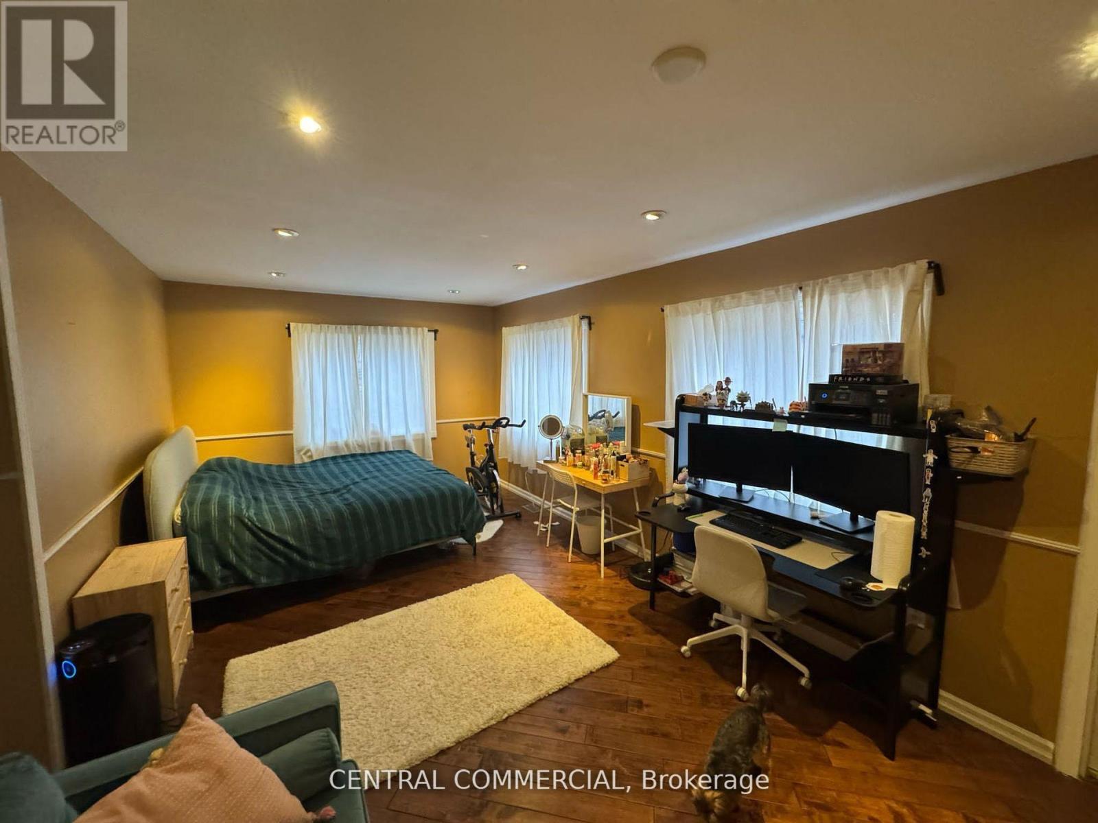 Photo 6 of 21 Jones Court, Aurora ON
