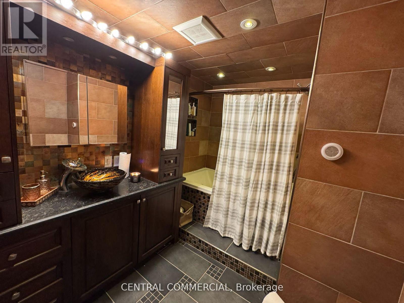 Photo 7 of 21 Jones Court, Aurora ON
