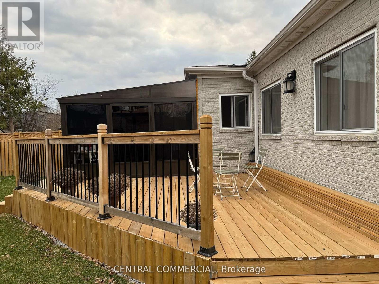 Photo 9 of 21 Jones Court, Aurora ON