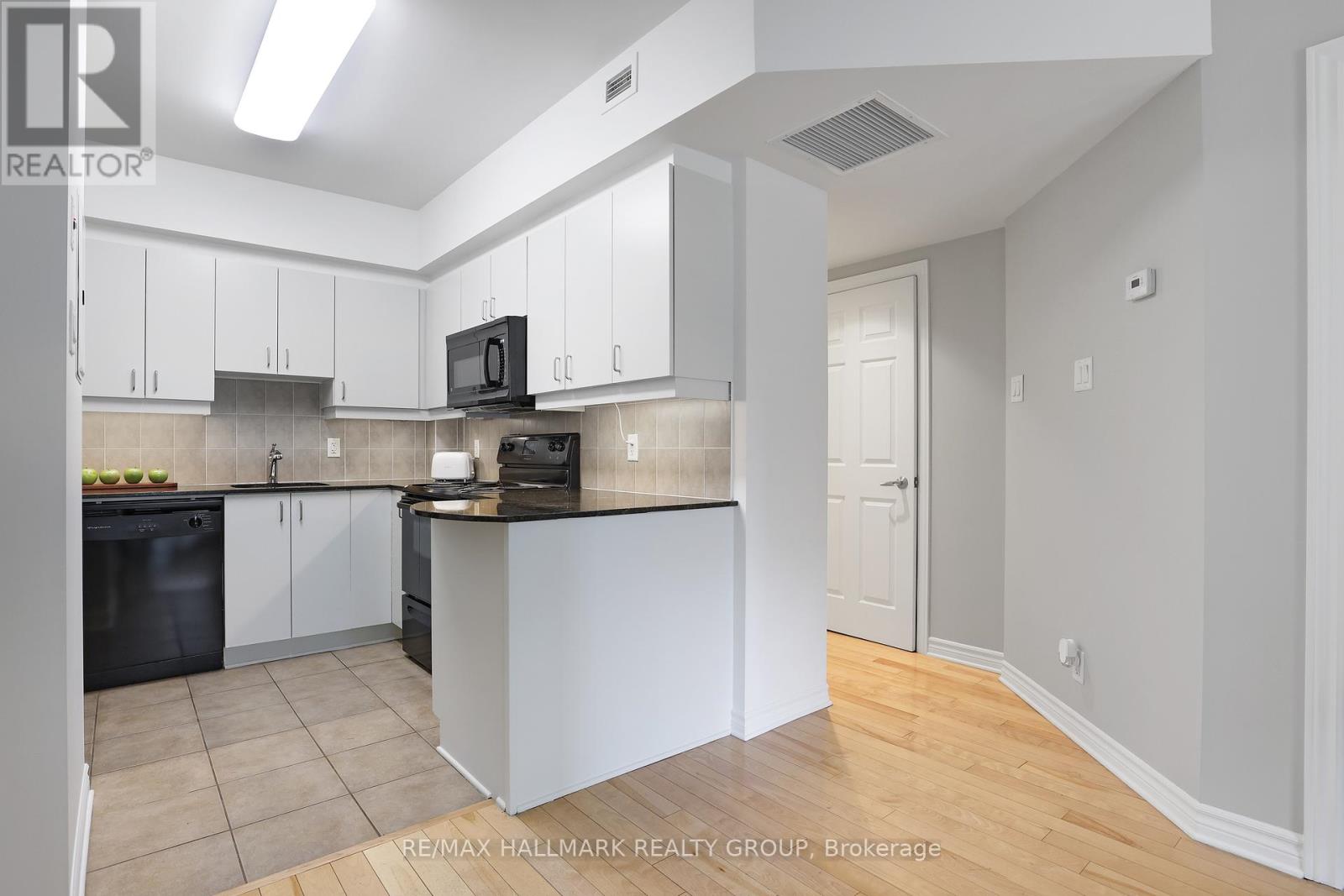 Photo 10 of 405 445 Laurier Avenue W, Ottawa ON