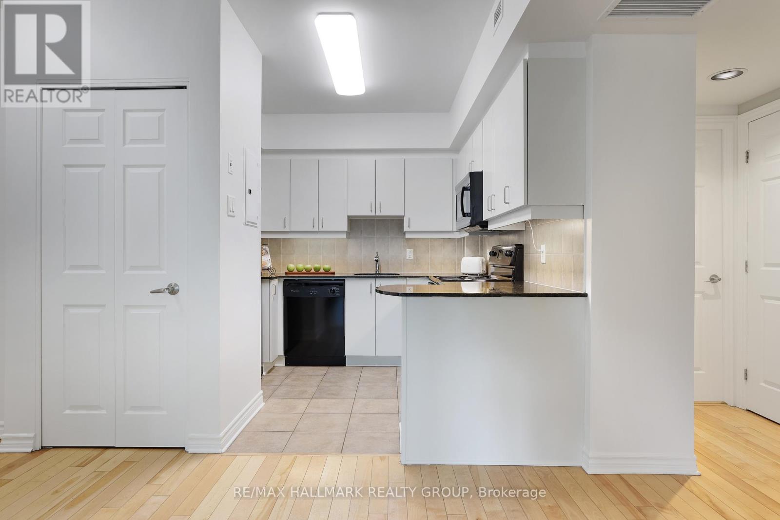 Photo 6 of 405 445 Laurier Avenue W, Ottawa ON