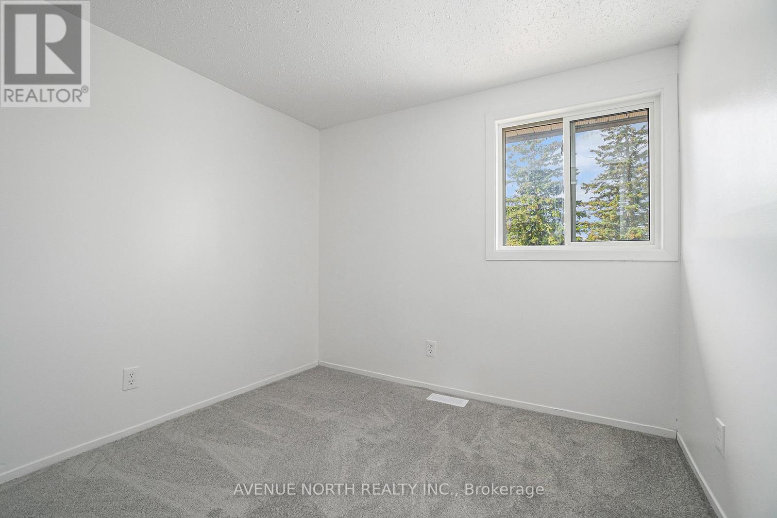 Photo 17 of 1747 Dondale St Street, Ottawa ON