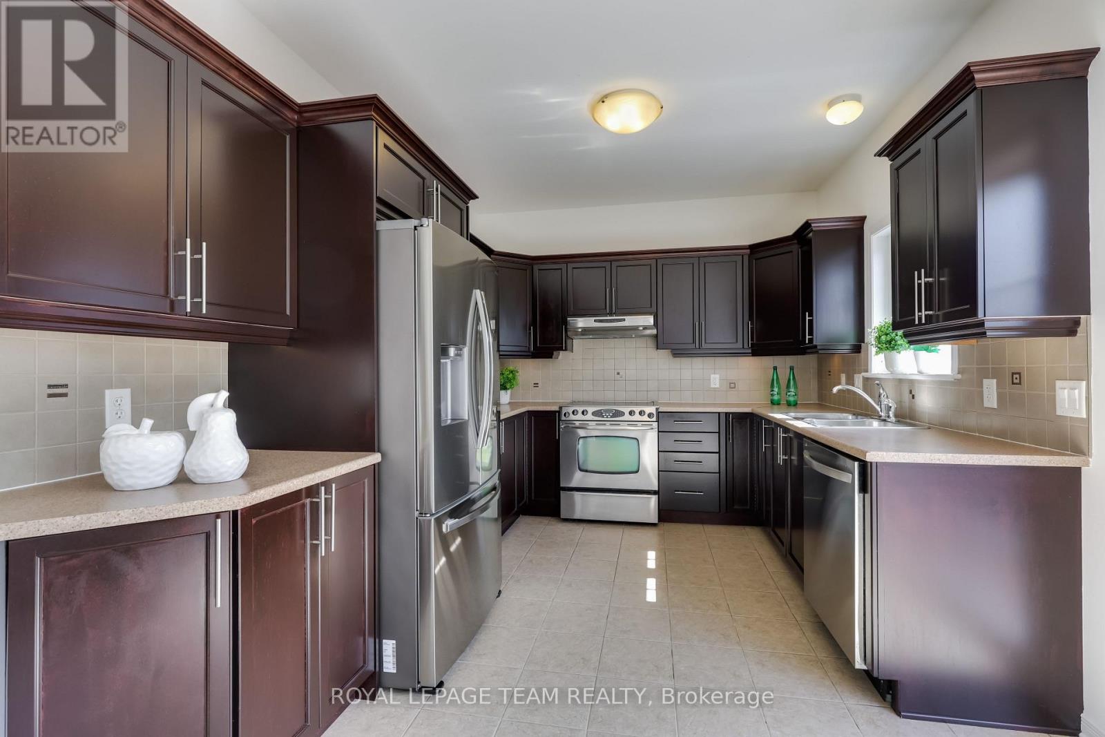 Photo 18 of 474 West Ridge Drive, Ottawa ON