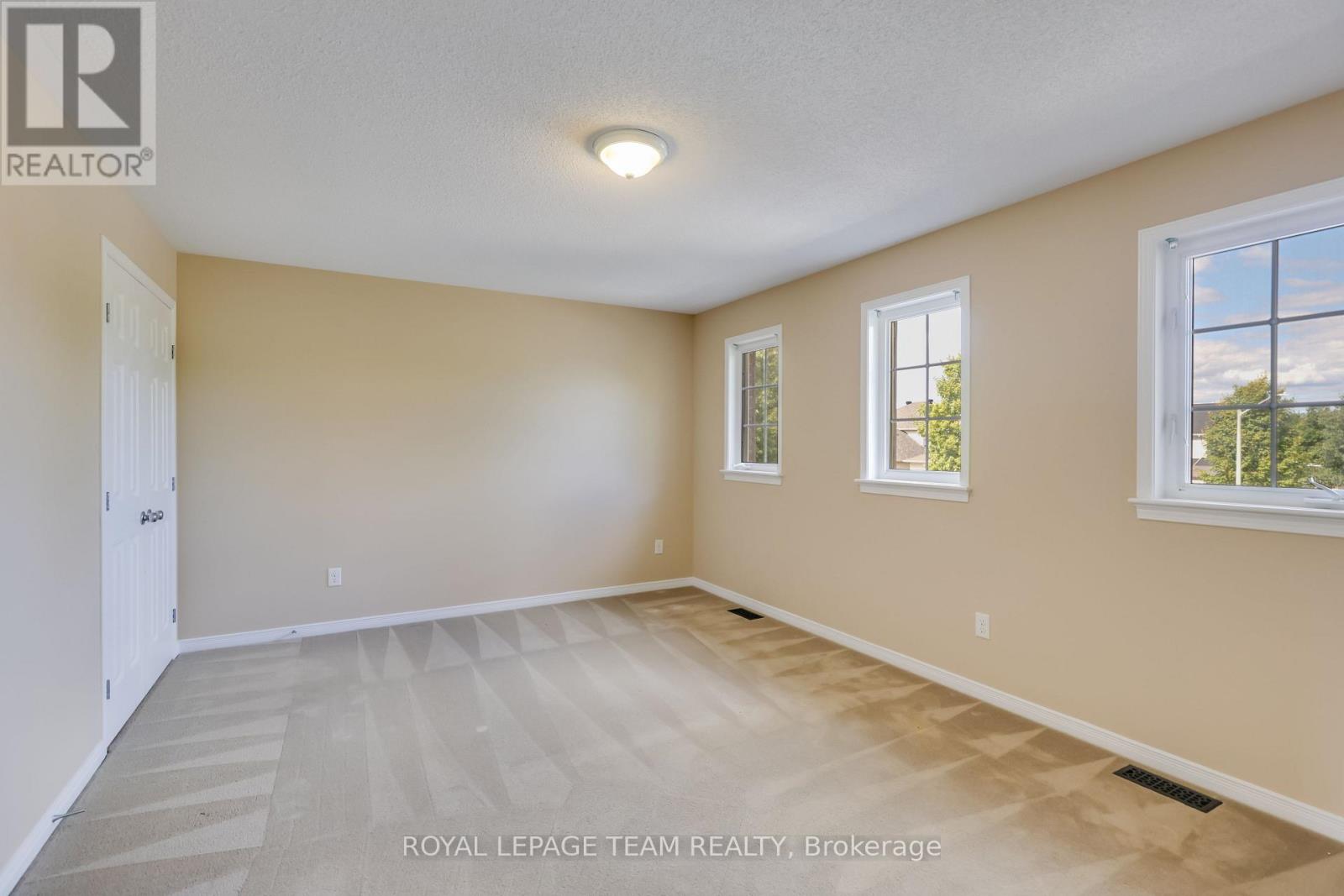 Photo 31 of 474 West Ridge Drive, Ottawa ON