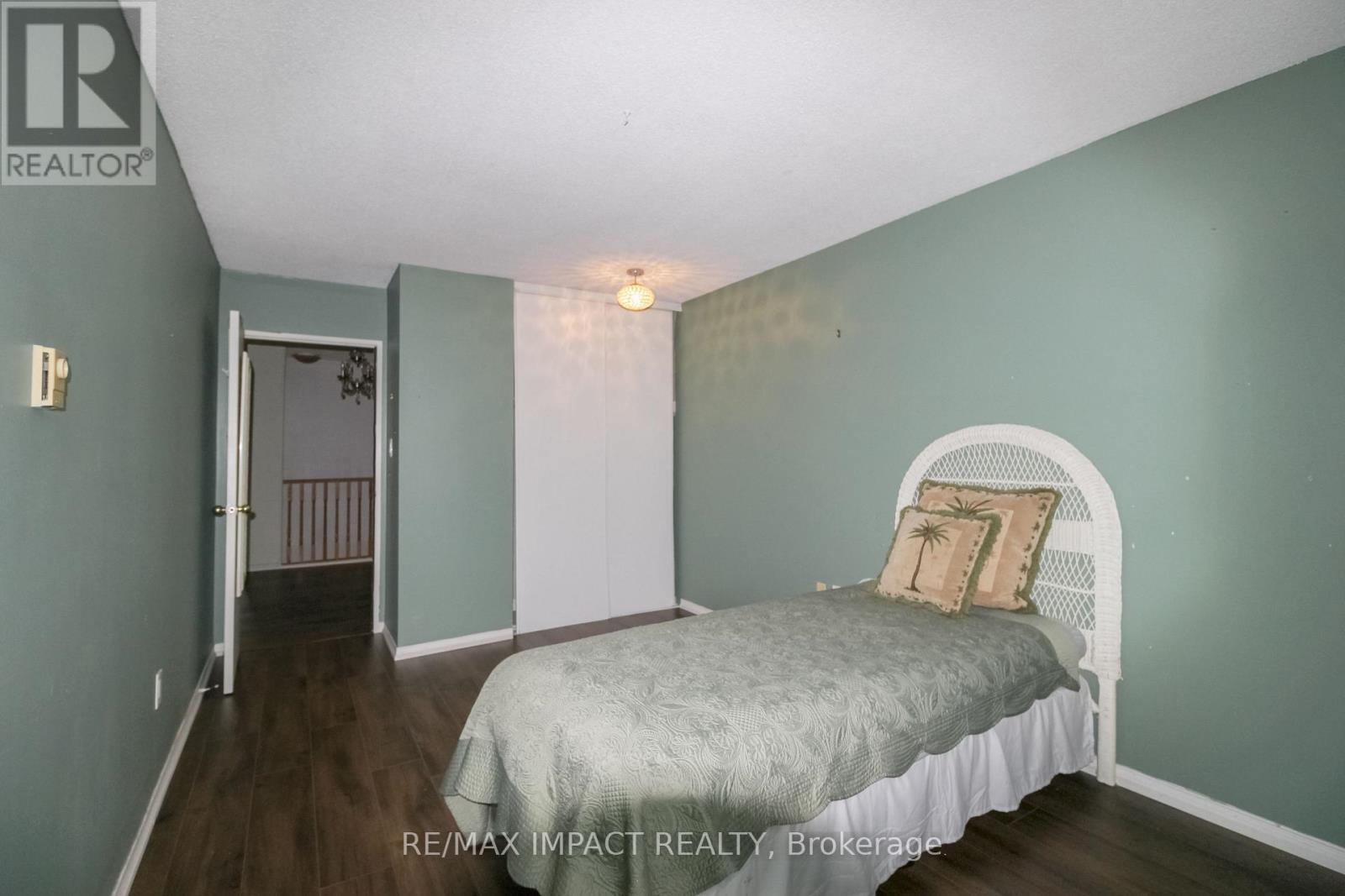 Photo 22 of 112 454 Centre Street S, Oshawa ON