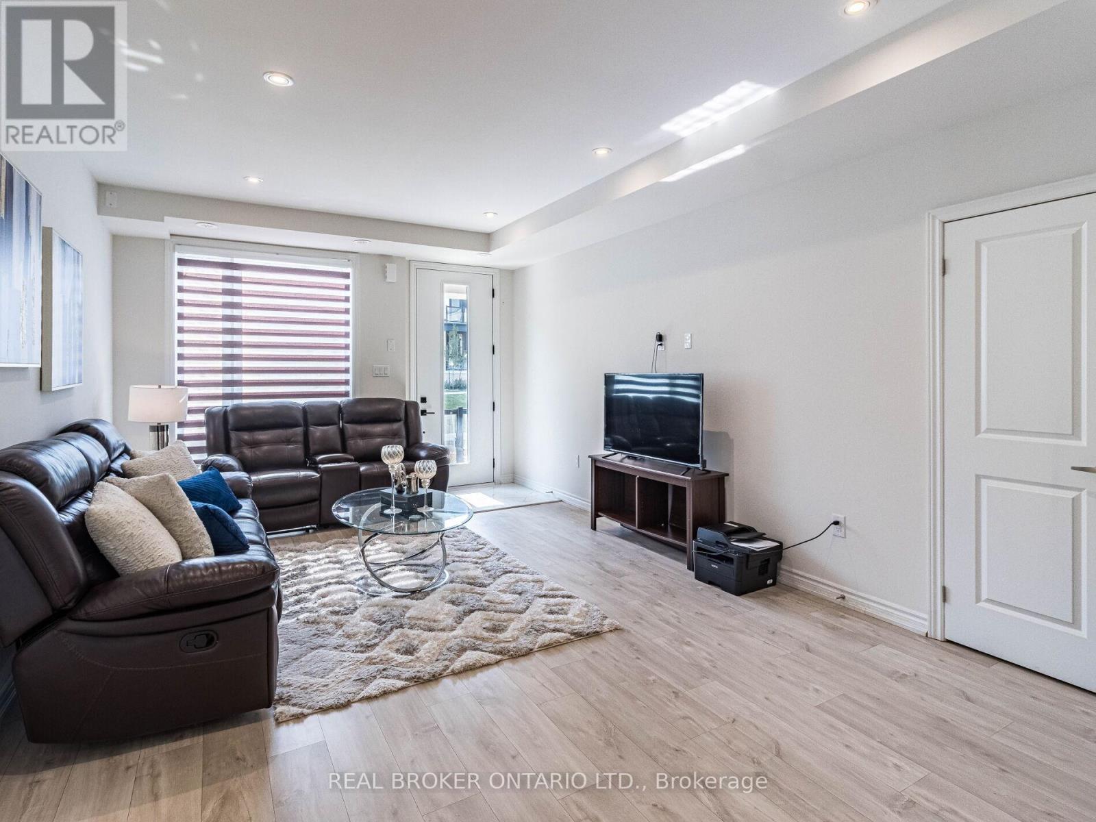 Photo 11 of 45 45 Knotsberry Circle, Brampton ON