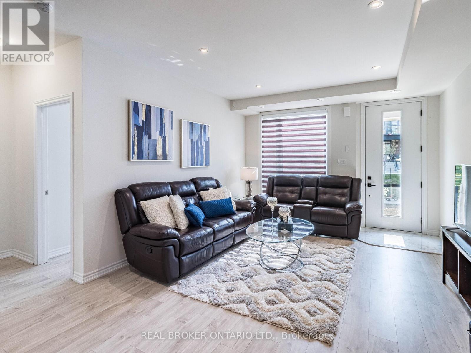Photo 12 of 45 45 Knotsberry Circle, Brampton ON