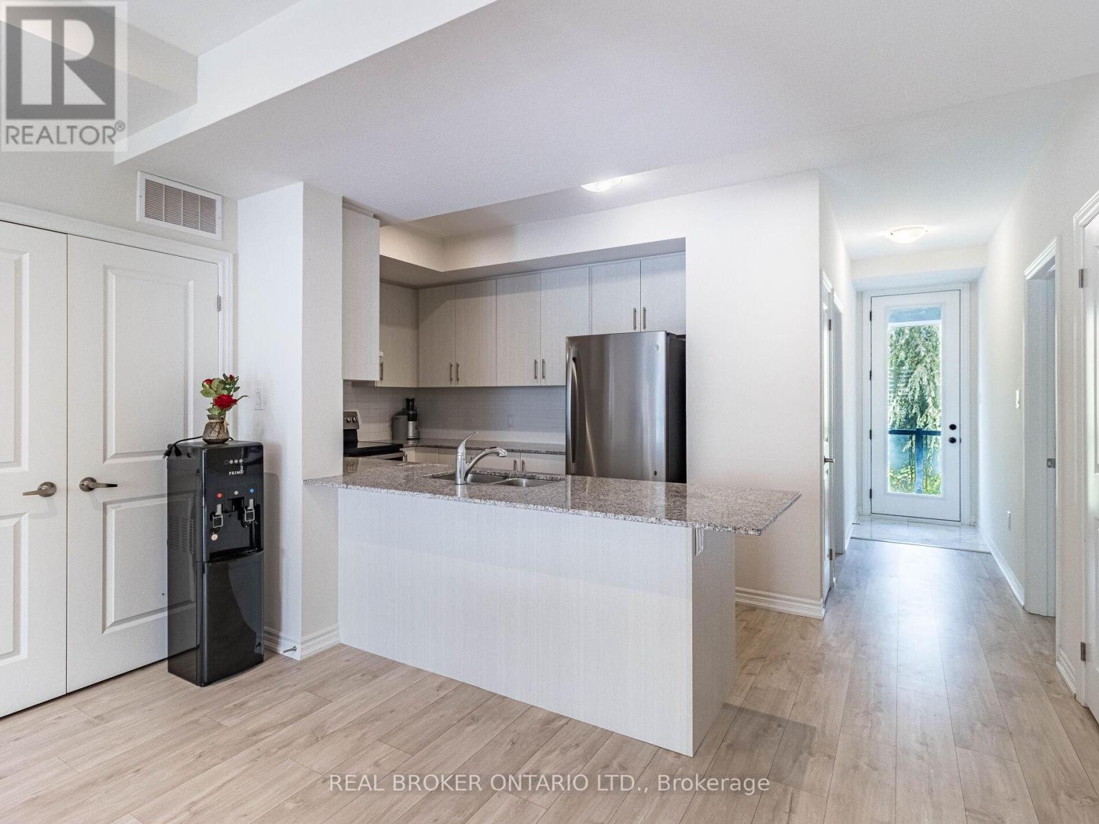 Photo 13 of 45 45 Knotsberry Circle, Brampton ON