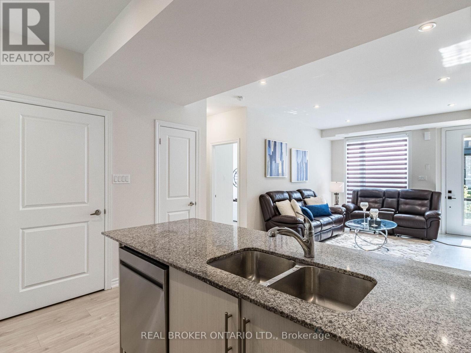 Photo 14 of 45 45 Knotsberry Circle, Brampton ON