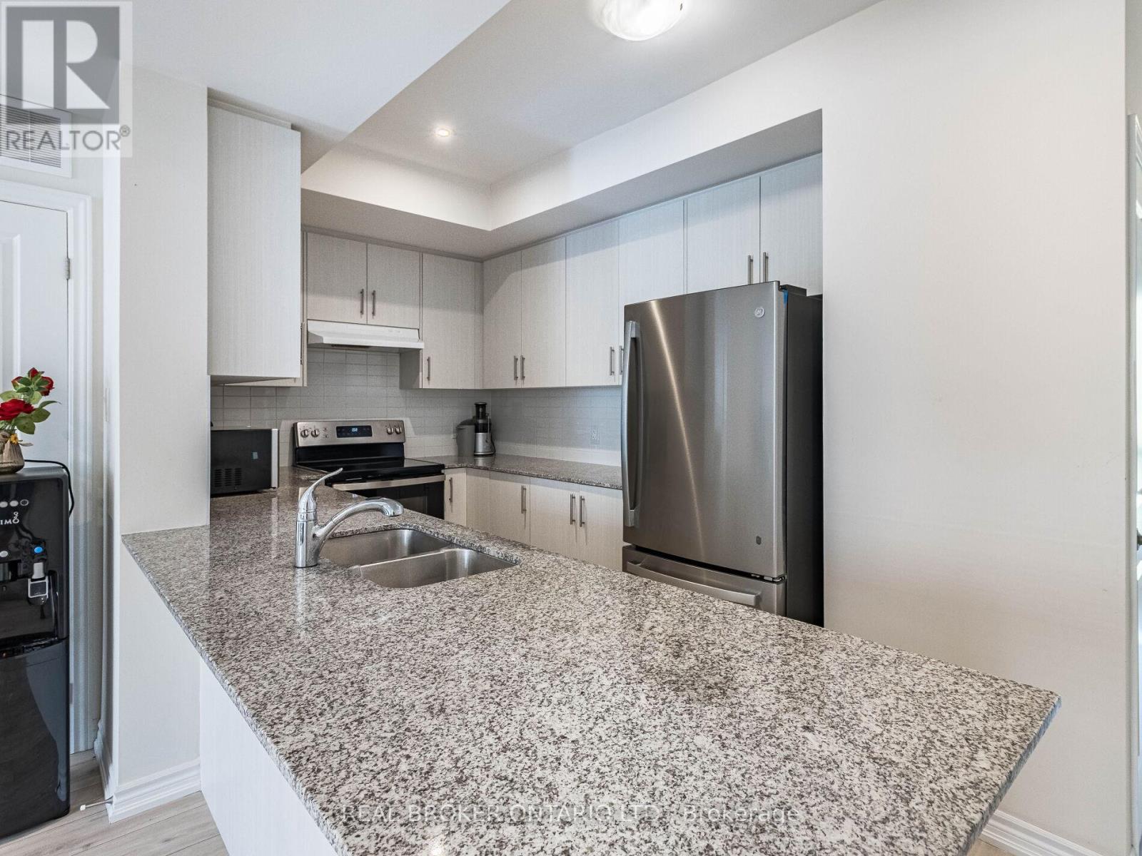 Photo 15 of 45 45 Knotsberry Circle, Brampton ON