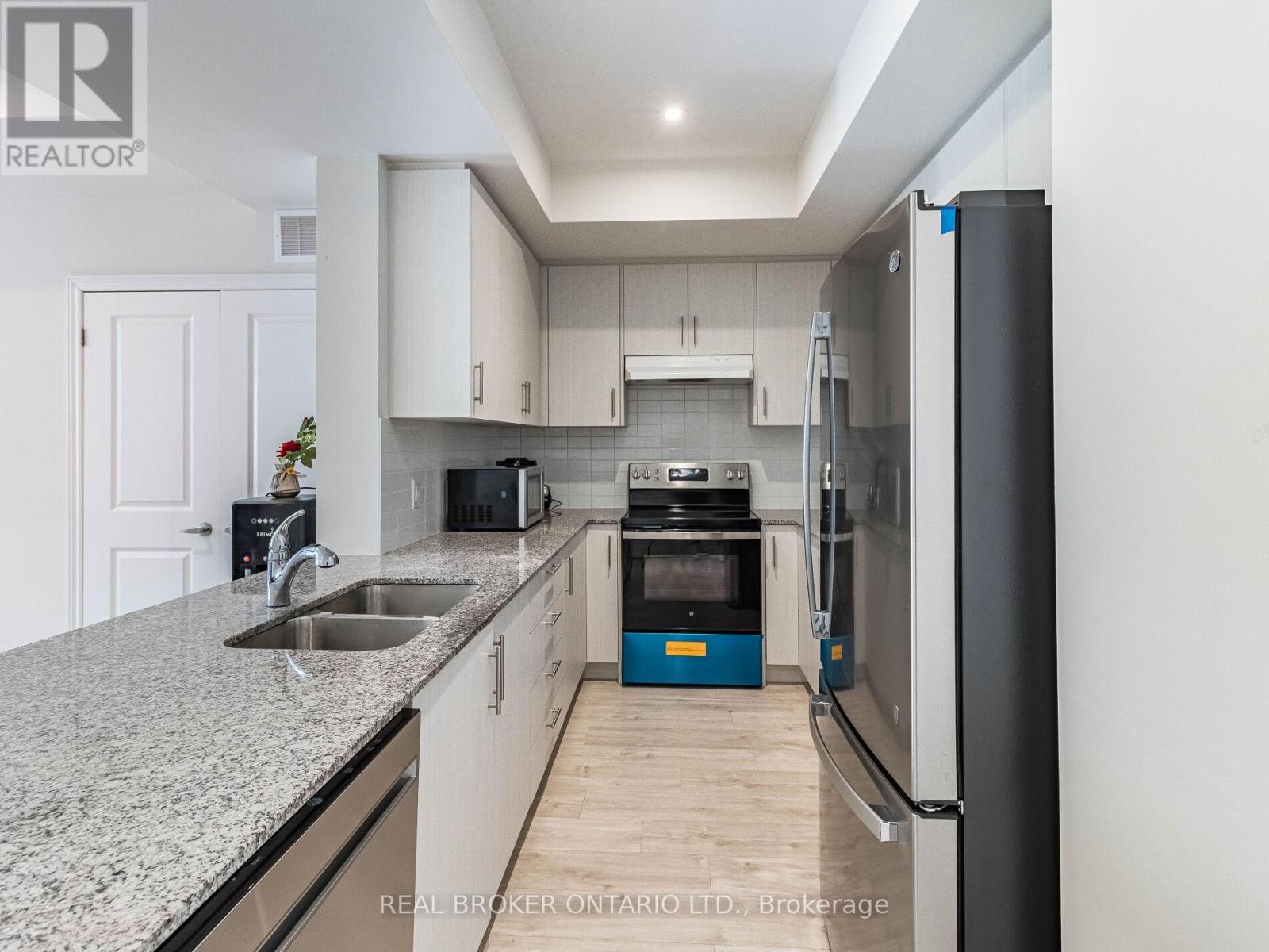 Photo 16 of 45 45 Knotsberry Circle, Brampton ON